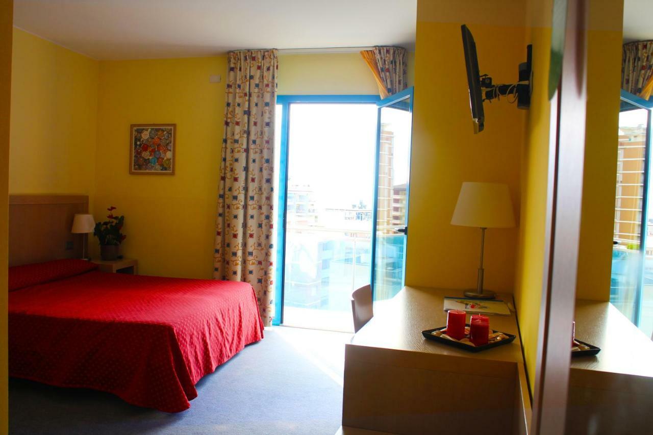 Hotel Cristallo ลินญาโน ซับเบียโดโร ภายนอก รูปภาพ